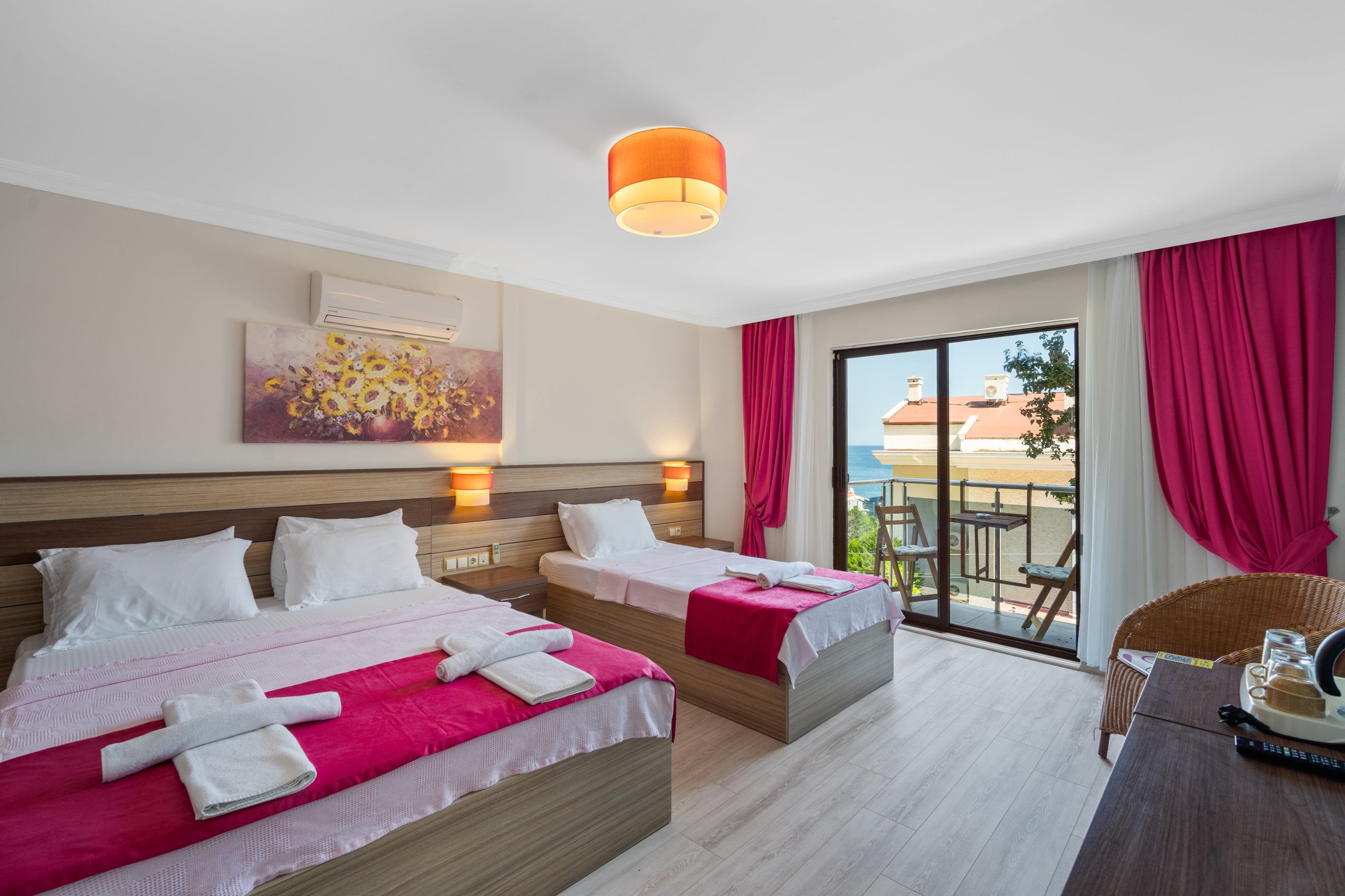 Üç Kişilik Deniz Manzaralı Oda